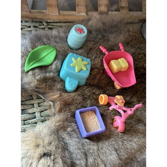 Littlest Pet Shop 2006 Portable Pets Wheelbarrow Toy Box Tricycle Leaf Hay - Picture 1 of 3